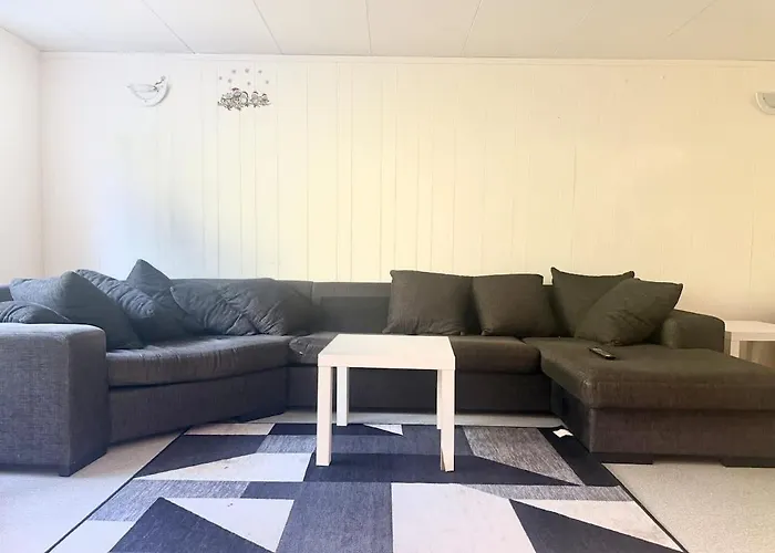 Workers - 5br - 2 Bath - Near Holiday home *