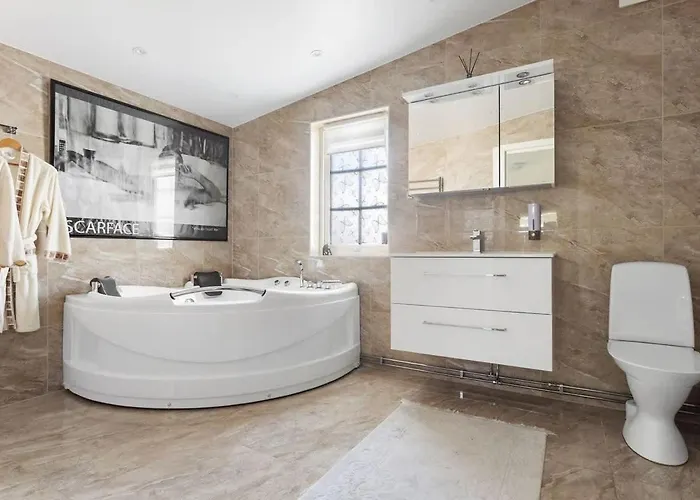 Workers - 7 Bedroom - 15 Beds - 3 Bath Holiday home