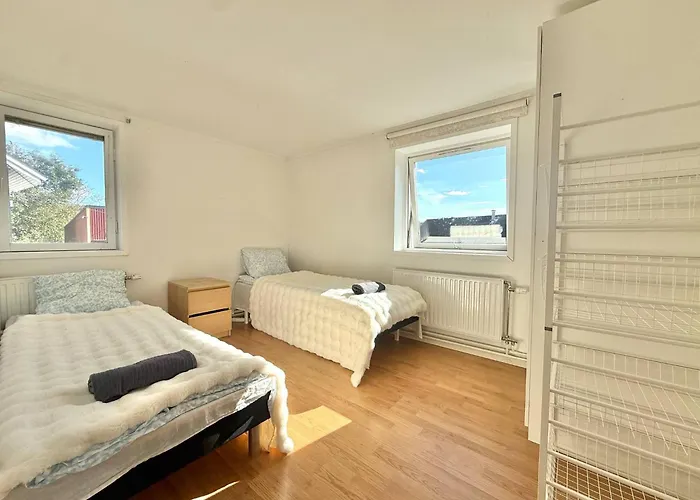 Workers • 19 Beds • 3 Kitchens • Volvo • Parking