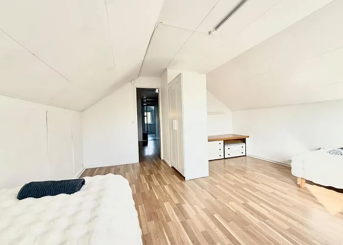 Perfect Workers - 11 Beds - 7 Bedroom - 2 Baths - Volvo Holiday home