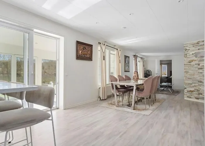 Holiday home Workers - 7 Bedroom - 15 Beds - 3 Bath *