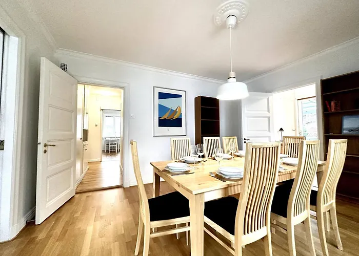 Nyaraló Family & Worker In