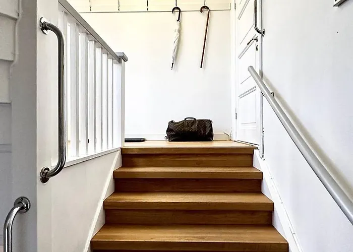 Family & Worker In Сasa de vacaciones