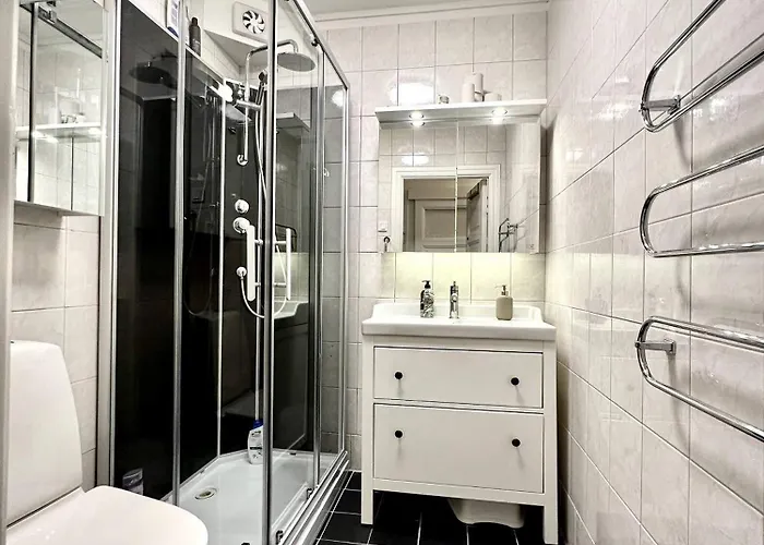 Family & Worker In Nyaraló