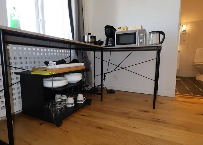 Family & Worker In Сasa de vacaciones *