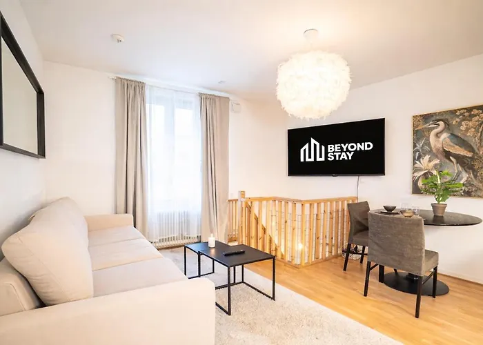 Convenient Duplex In With Privacy & Comfort Apartment *