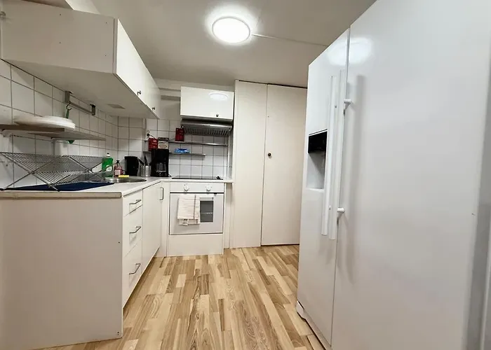 Workers Flat - 2 Beds - Free Parking - Near Volvo Apartament