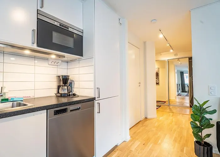 Chic 1br With Balcony In - Prime Location *