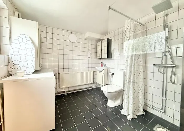 Workers Flat - 2 Beds - Free Parking - Near Volvo Appartement *