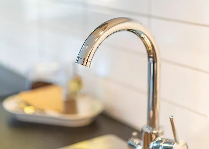 Apartment Chic 1br With Balcony In - Prime Location