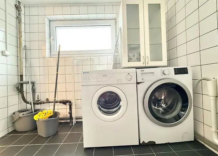 Workers Flat - 2 Beds - Free Parking - Near Volvo