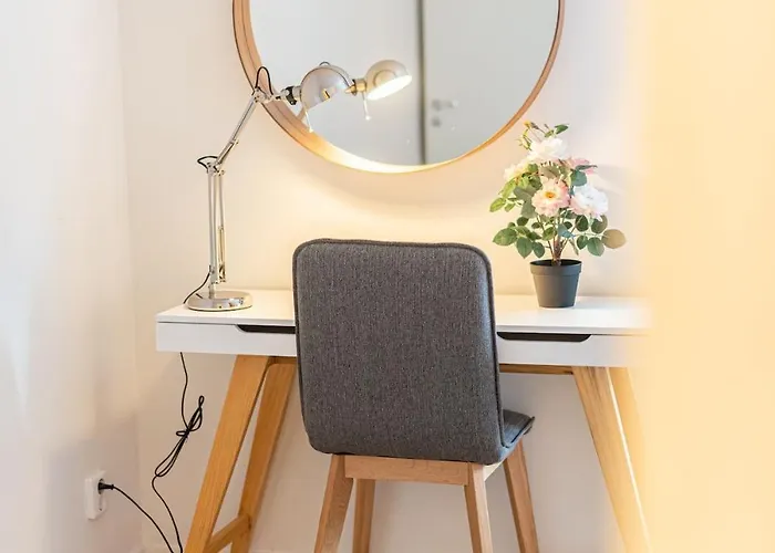 Chic 1br With Balcony In - Prime Location Apartment