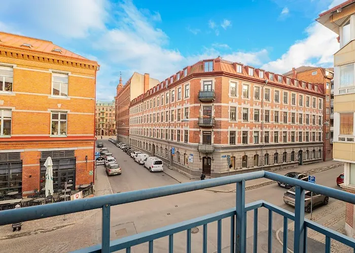 Chic 1br With Balcony In - Prime Location *