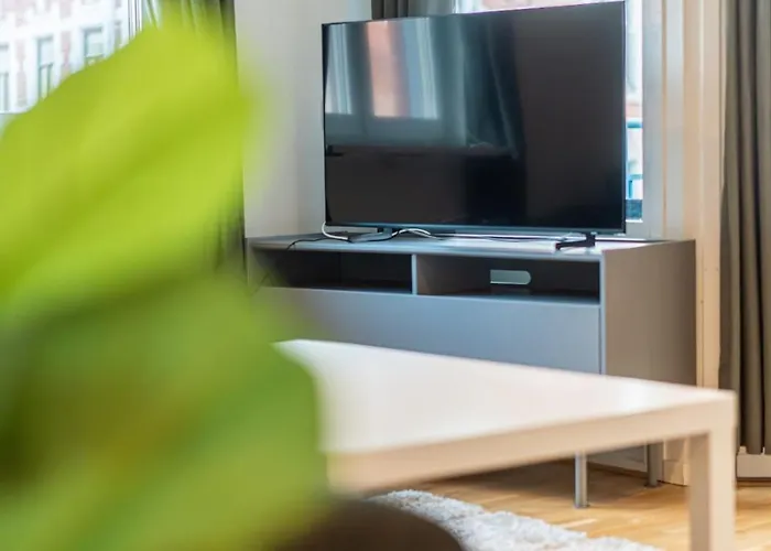 Chic 1br With Balcony In - Prime Location Apartment