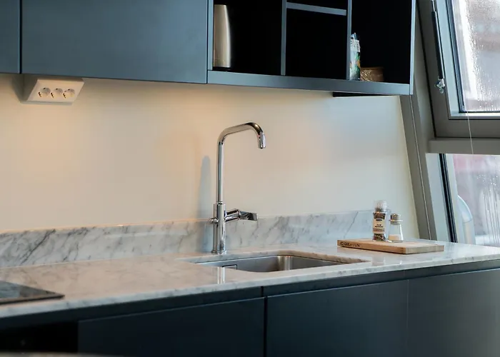 Floor With Rooftop, 1br In Great Location *