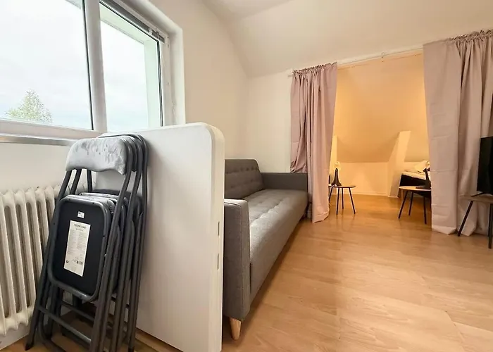 Workers - 2 Bedroom - Free Parking - Near Volvo Lägenhet *