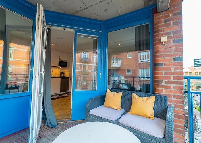 Chic 1br With Balcony In - Prime Location