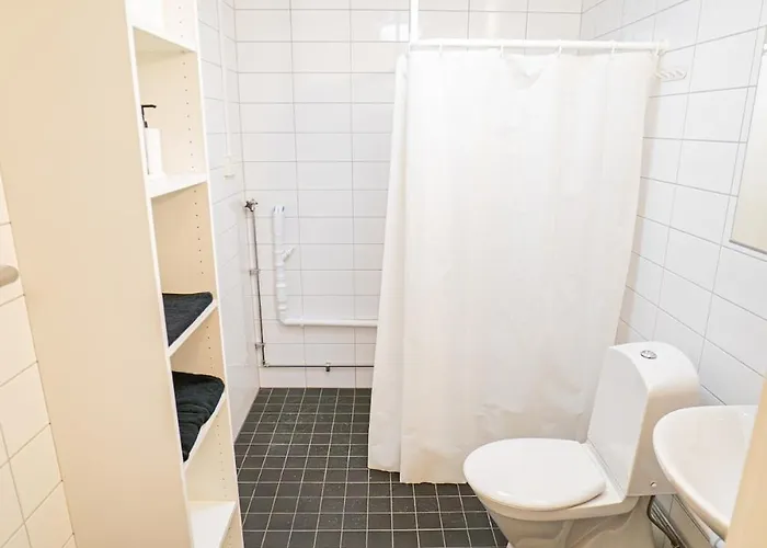 Convenient Duplex In With Privacy & Comfort Apartment *