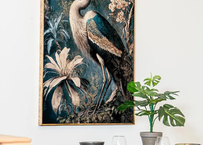 Convenient Duplex In With Privacy & Comfort Apartment *