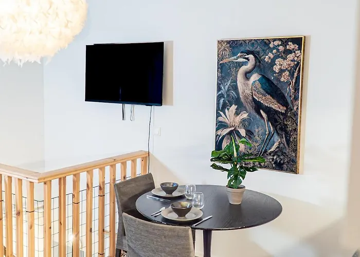 Convenient Duplex In With Privacy & Comfort Apartment *