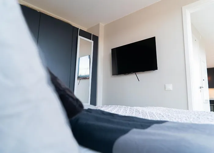 Floor With Rooftop, 1br In Great Location