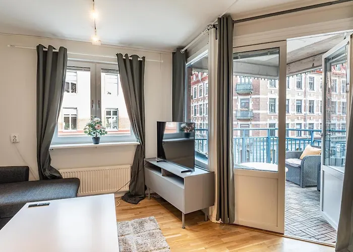 Chic 1br With Balcony In - Prime Location *