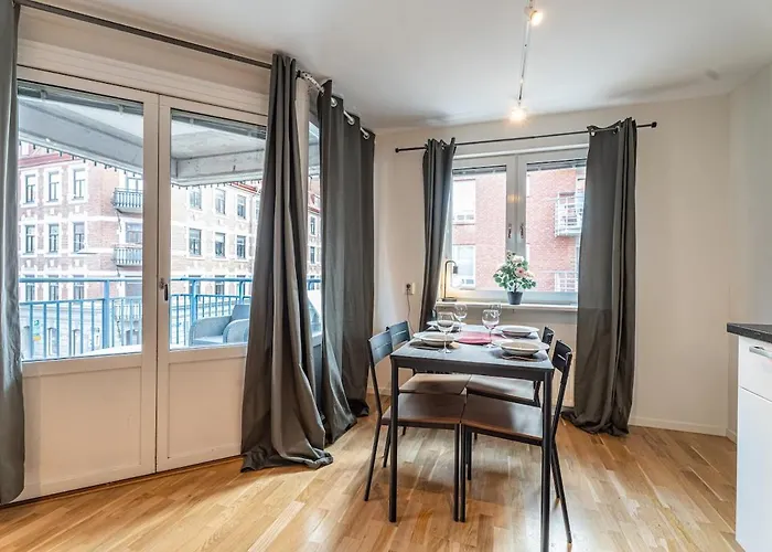 Apartment Chic 1br With Balcony In - Prime Location