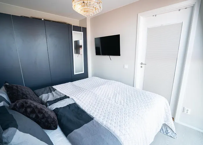 Apartament Floor With Rooftop, 1br In Great Location *