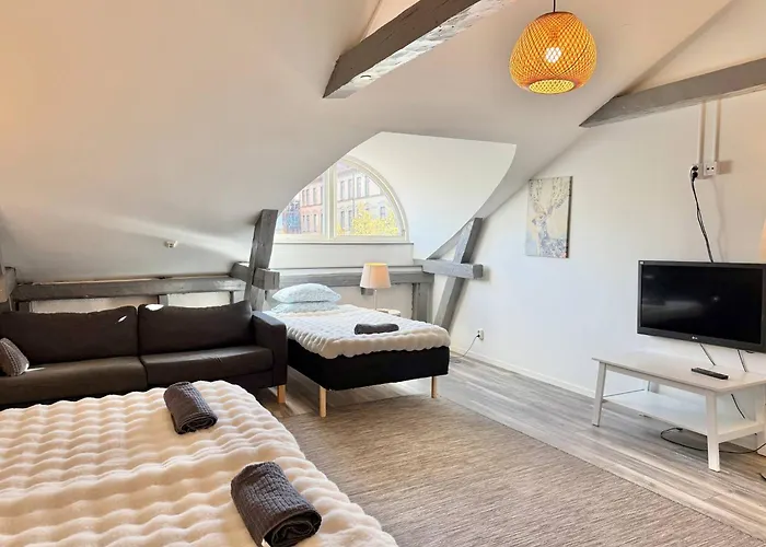 Workers Hq • 7br • 16 Beds • Center