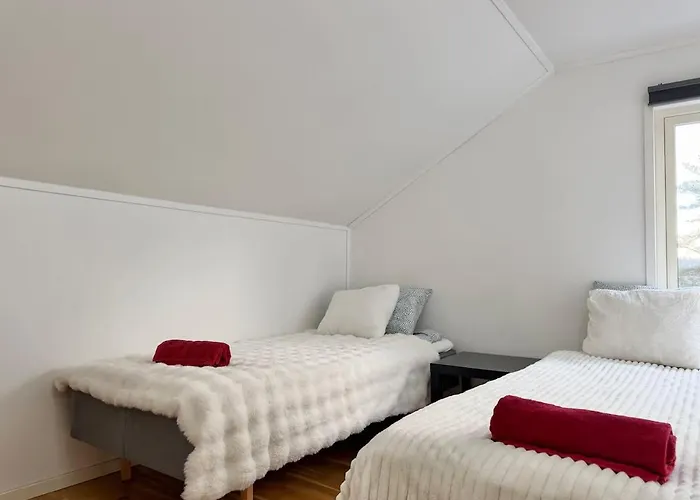 Workers - Free Parking - 3 Kitchens - Volvo *