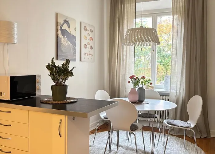 Cozy 1-bedroom That Sleeps 4 People #1201 Apartment