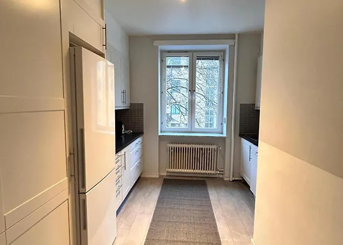 Spacious 4br In Apartment