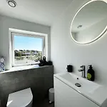 Welcome To A Charming In Vaestra Froelunda بيت للعطل