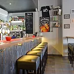 Spoton & Sportsbar Hostel *