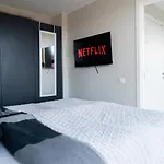 Floor With Rooftop, 1br In Great Location