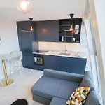 Floor With Rooftop, 1br In Great Location Apartment *