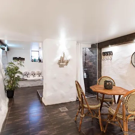 Treetop Hangout & Hotel