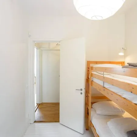 Apartment I Ett Lugnt Och Centrumnara Villaomrade