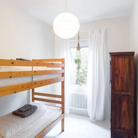 Apartment I Ett Lugnt Och Centrumnara Villaomrade