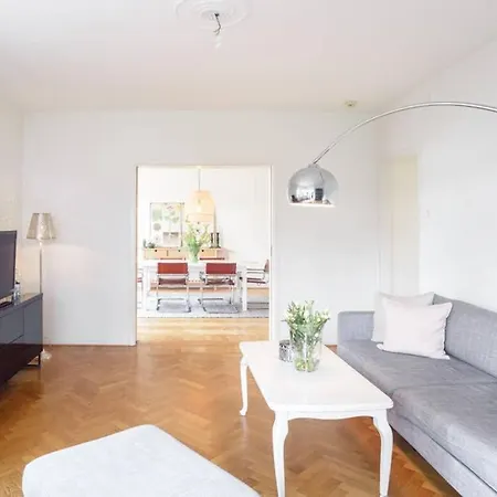 Apartment I Ett Lugnt Och Centrumnara Villaomrade *