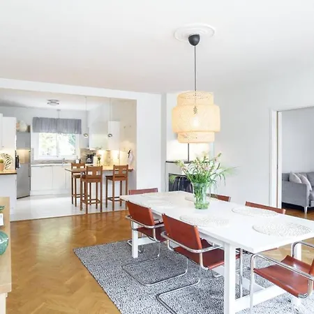 I Ett Lugnt Och Centrumnara Villaomrade *