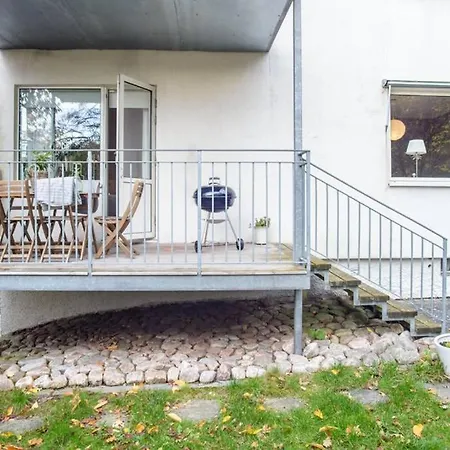 I Ett Lugnt Och Centrumnara Villaomrade Apartment