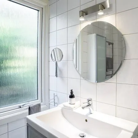 I Ett Lugnt Och Centrumnara Villaomrade Apartment *