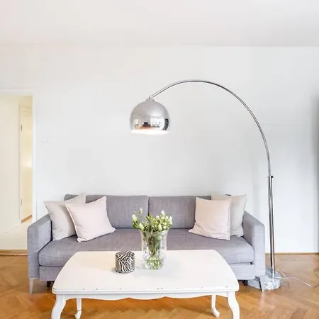 Apartment I Ett Lugnt Och Centrumnara Villaomrade