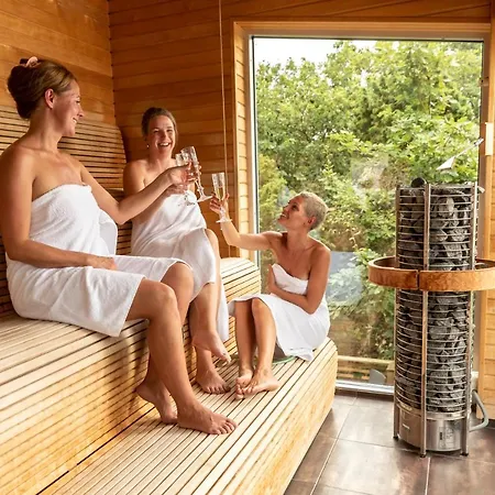 Treetop Hangout & Hotel 3*