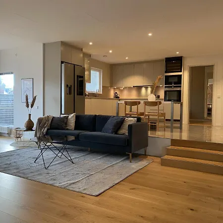 Luxurious With Free Parking