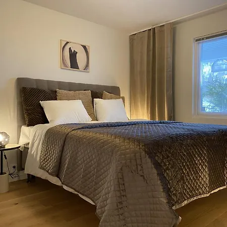 Luxurious With Free Parking *