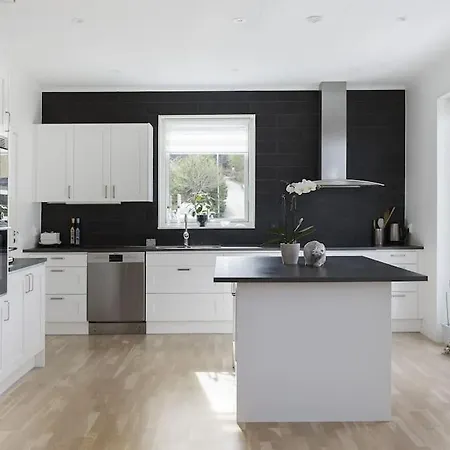 Villa Modernt Hus Med Parkeringsplatser Och Traedgard Göteborg