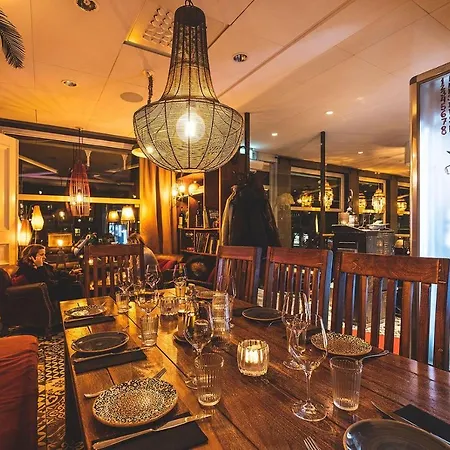 Spacious & Affordable Stay, 8 Sleeps With Garden! *