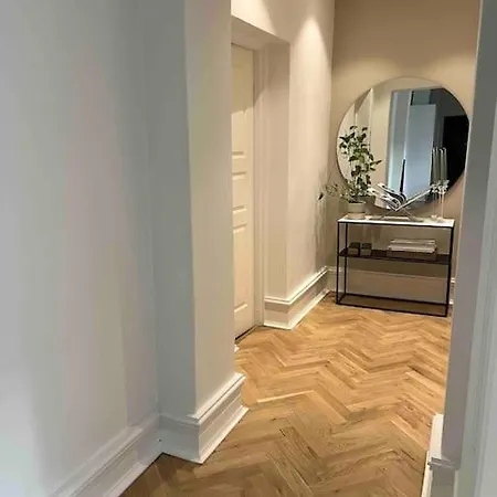 Modern 106m², 30 Sec Walk From Station! Apartment *